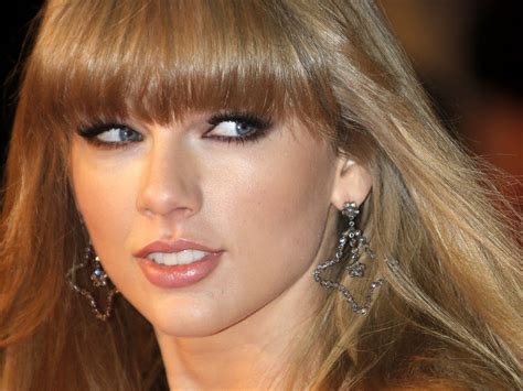 Taylor Swift Looking Beautiful Fresh Skin And Understated Lippy Set Off By Dark Dark Eyes