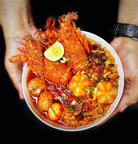 Mankanya coba deh kalian dateng ke gerobak tibo karena disana tuh ada seblak seafood, mau tau isinya ada apa aja? 5 Kuliner Lobster dengan Rasa Lokal di Surabaya, Bikin Ngiler!