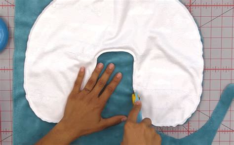 Cara untuk membersihkan bantal agar anda dapat tidur nyenyak setiap hari tanpa khawatir 1.1.4 mencuci bantal berisi latex, bantal air/bantal udara. Cara Membuat Bantal Leher Agar Perjalanan Lebih Nyaman - Teman Kreasi