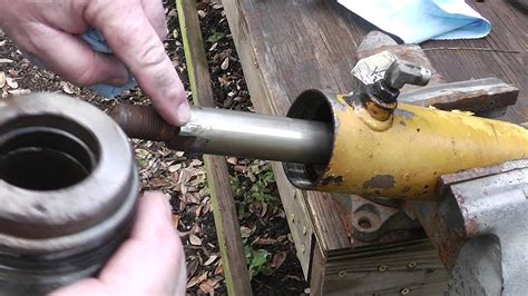 How To Rebuild A Leaking Hydraulic Ram From Start To Finish Youtube