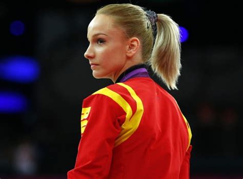 I'm a romanian artistic gymnast. Doble en plancha: Sandra Izbasa no volverá a la gimnasia