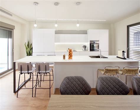 Te quedará una cocina moderna y coqueta. Cocina con isla blanca abierta al salón • Kitchen in