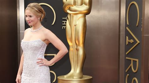Kristen Bell Explains Going To The Bathroom In A Ball Gown