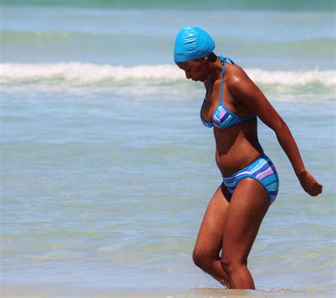 Bildet Strand hav kvinne bein svømme klær svart muskel svømme POS TRUNC badetøy