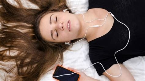 Sering Pakai Earphone Atau Headphone Saat Tidur Waspadai Efek Sampingnya