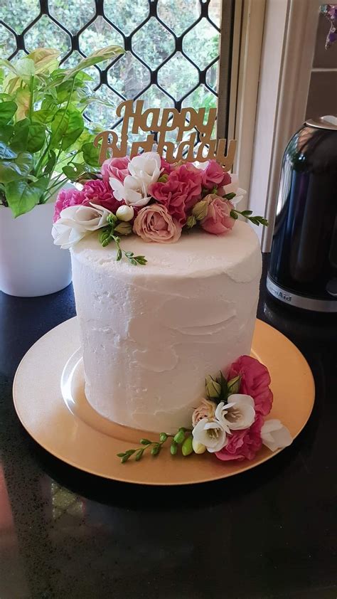 Pin By Taira Jackson On Live Fresh Flower Cake Birthday Cake With Flowers Cake Decorating Piping