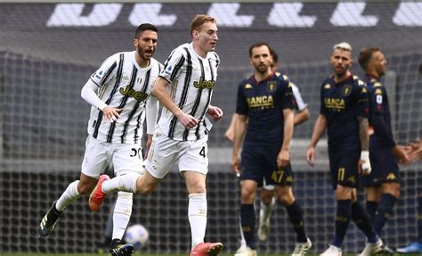Dejan kulusevski, 20 anni, abbracciato da cristiano ronaldo dopo il suo primo gol juventino. Kulusevski incensato dopo Juve Genoa: i giornali esaltano ...