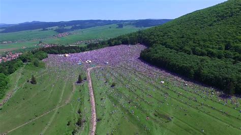 Ilyen volt zarándokok nélkül a csíksomlyói búcsú (fotók). CSÍKSOMLYÓI PÜNKÖSDI BÚCSÚ 2015 - YouTube