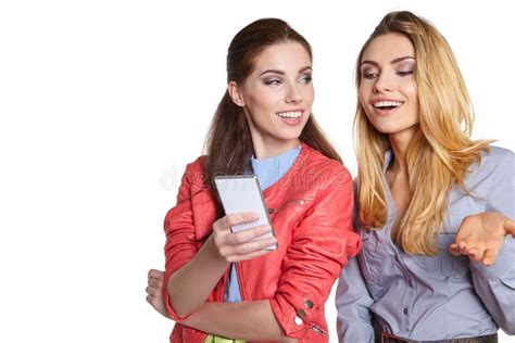Deux Amis De Femmes Prenant Le Selfie Avec Le Smartphone Image Stock Image Du Filles Modèles