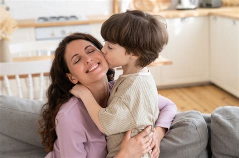 Familia Amorosa Joven Junto Chico Lindo Niño Dando Mamá Feliz Beso