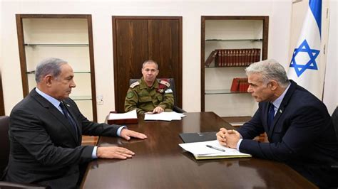 رئيس الوزراء الإسرائيلي يبحث الوضع الأمني مع زعيم المعارضة نتنياهو