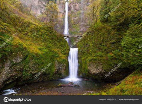 Multnomah Falls By Benson Bridge In Oregon Spring Season — Stock Photo