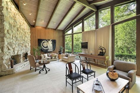 Midcentury Modern Ranch With Glass Walls And Vaulted Ceilings Wants