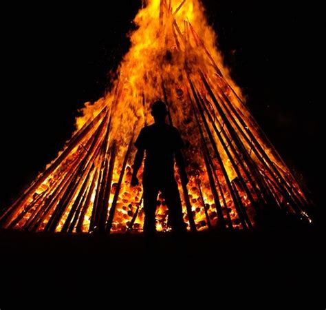 Allá en la playa donde yo la conocí tu sabes, en una noche de esas de san juan te juro nunca me canse de perseguir una oportunidad para con ella hablar. 10 ritos para hacer esta noche de San Juan | soychile.cl