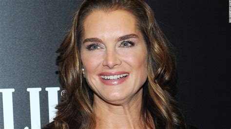 Brooke Shields Says She Broke Her Leg And Is Learning How To Walk Again Cnn Keren Aja Si