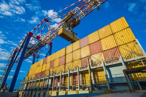 Como escolher entre comprar ou alugar seu container - Versibox