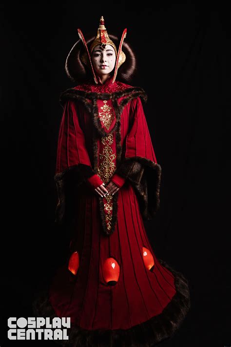 Stunning Queen Amidala Cosplay Is Perfect To Reign Over Naboo Cosplay