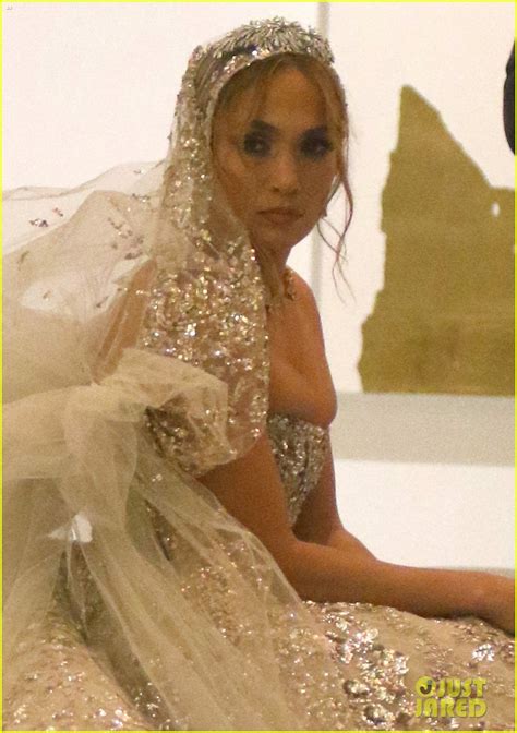 Hochzeitskleid hollywood stars of gold kardashian. Jennifer Lopez Wows in Glamorous Wedding Dress on 'Marry ...