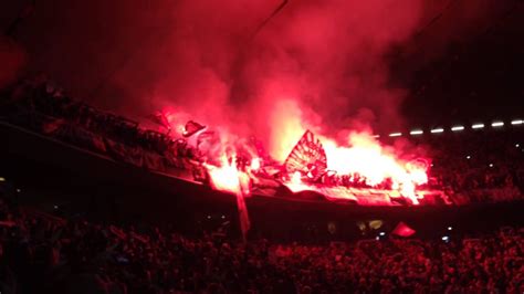 Als spieler debütierte der gebürtige straubinger beim fc bayern münchen in der bundesliga. Bayern München - 1. FC Kaiserslautern FCK Pyro Allianz ...
