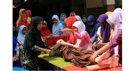 Tidak sah melakukan salat atas jenazah sebelum jenazah tersebut dimandikan. LENGKAP. Tata cara memandikan jenazah, niat, syarat serta ...