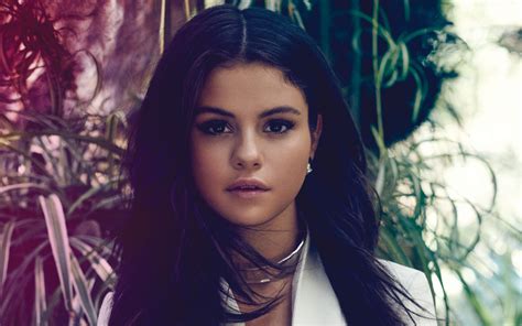 Selena Gomez Celebrity Brunette Face Wallpaper Coolwallpapersme