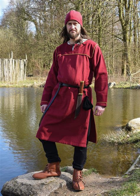 this vikings tunic s look and cut are historically true to the northern european garb of the