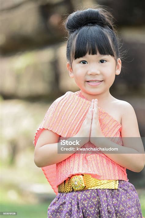 Gadis Kecil Lucu Mengenakan Gaun Khas Thailand Memberi Penghormatan
