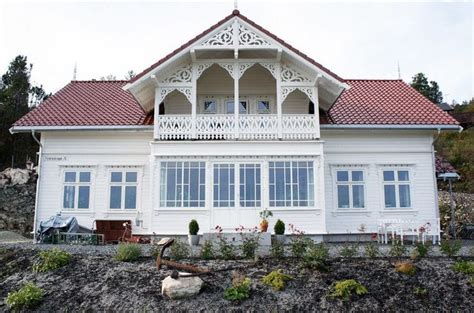 Mange forbinder i dag sveitserstil med hvite hus, men opprinnelig har sveitserhusene vært malt i flere farger. Sveitserhus på hyttetomt - Bergene Holm Blogg | Gamle hus ...