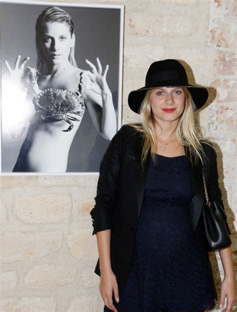 Quand M Lanie Laurent Pose Nue Avec Un Tourteau Sur Les Seins