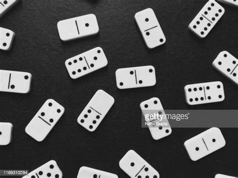 Dominos Black Background Fotografías E Imágenes De Stock Getty Images