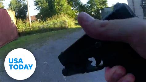 Officer Chases Down Armed Robbery Suspect Recovers Gun And Money Usa