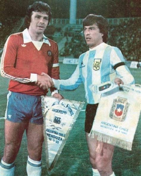el chileno elías figueroa y daniel pasarella argentina vs chile 1980 fotos de fútbol leyendas