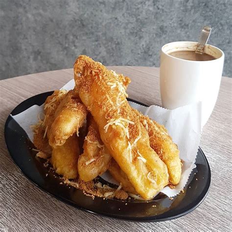 Butterscotch and cheesy goreng pisang sedap giler!! Pisang goreng cheese with coffee set on a wet and cold ...