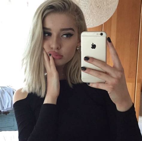 Pin By A N N A On Beauty Blonde Girl Selfie Selfies Poses Blonde Girl