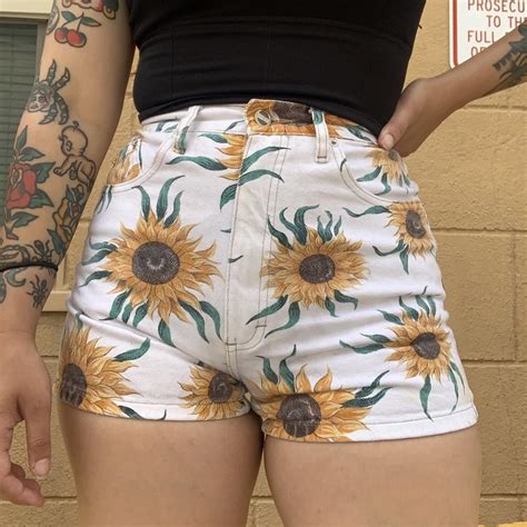 🌻 Vintage 90s Sunflower Print Vintage Shorts Depop
