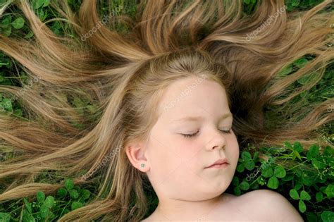 Kleines Mädchen Sonnen — Stockfoto © Brozova 2296509