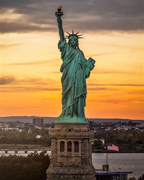 Estátua Da Liberdade Vista Por Um Helicóptero Em Pleno Por Do Sol