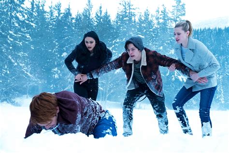 Riverdale Season 1 Finale Recap Archie And Veronica Have Sex And Fred Andrews Is Shot Glamour