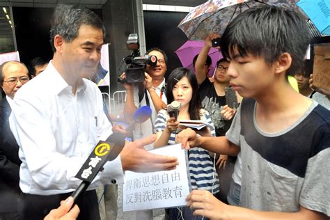 Leung Chun-ying's visit doesn't impress Scholarism protesters | South ...