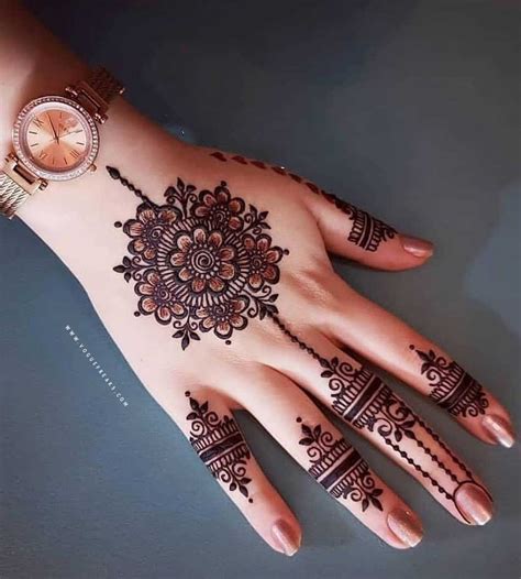 Simple mehandi ka designa simple mehndi design with half covered with a king s motif in the center amid a circular frame. 31 Drop-Dead Stunning Dulhan Mehndi Designs for Hands & Legs