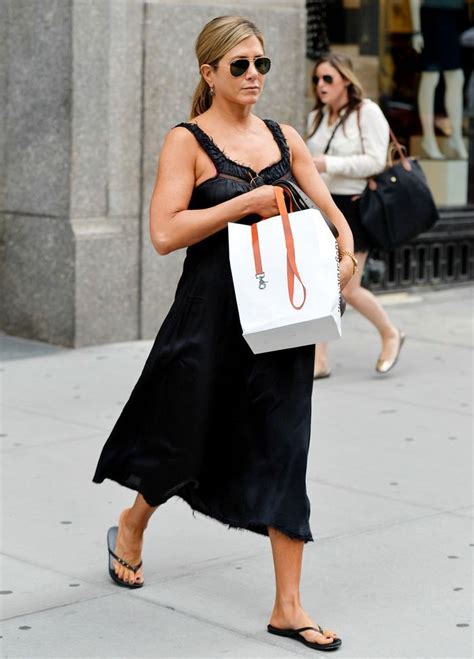 Jennifer Aniston Making Flip Flops Look Chic Since Flip Flop Outfit Trendy Beachwear