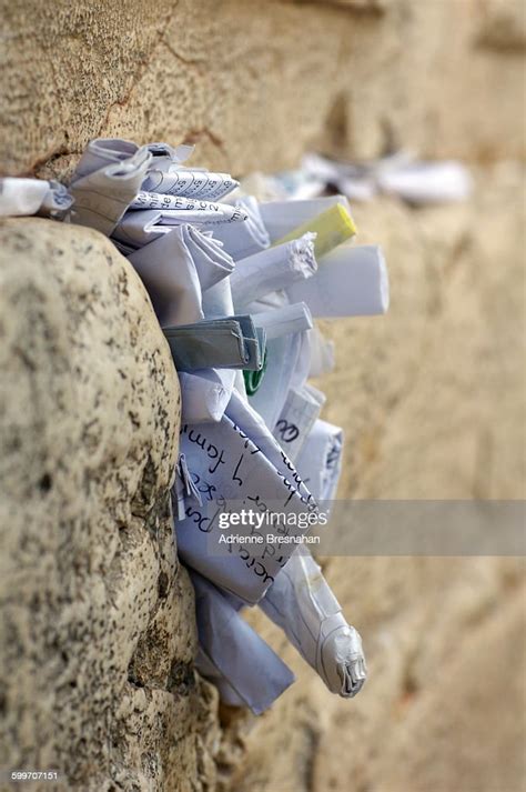 Prayer Notes In The Western Wall ストックフォト Getty Images