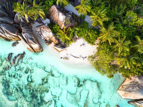 Angesichts der stabilen wetterbedingungen sind die seychelleninseln ein ganzjähriges reiseziel für sonnenanbeter und strandliebhaber. Seychellen | De Buck