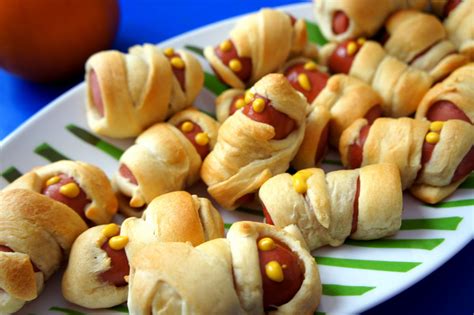 It's haunted with over 200 mixed black and metallic balloons, and a mysterious cold front of fog underfoot. Halloween Dinner Ideas | I Wash You Dry