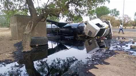 Burkina Zorgo Accident Dun Camion Citerne Qui Déverse Son Contenu