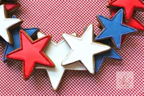 These star cookies are really fun to make, allow a lot of creativity if you're making these with your kids, and can be personalized with designs or colors to fit the event. How to Make a 4th of July Star Cookie Wreath | Sweetopia