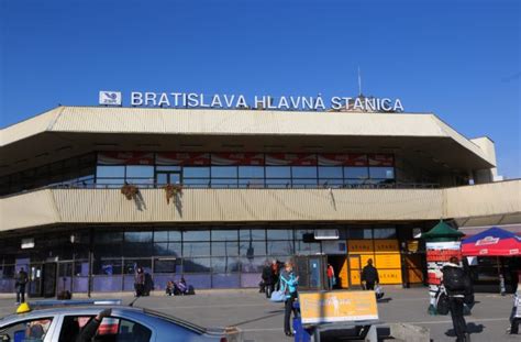 Bratislavsk Hlavn Stanica Sa Za Na Rekon Truova Postavia