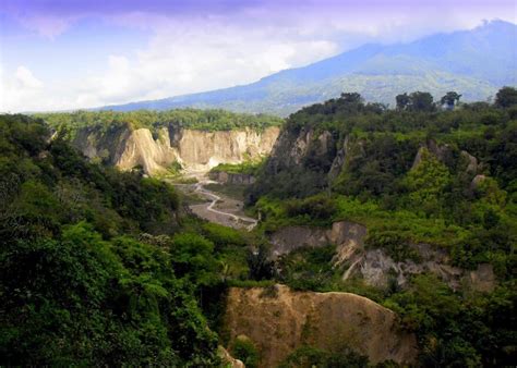 Ngarai sianok merupakan lembah curam yang berada di tengah kota bukittinggi, provinsi sumatera barat. Ngarai Sianok, Bukittinggi - Thegorbalsla