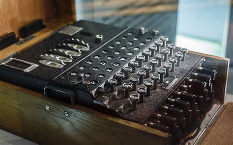Une Machine Nazie Enigma Découverte Enfouie Depuis Plus De 70 Ans Dans