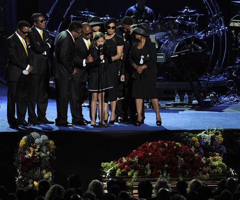 The source for latest news about michael jackson's funeral and memorial service. Paris Jackson Photos Photos - Memorial Service For Michael Jackson Draws Thousands Of Fans And ...